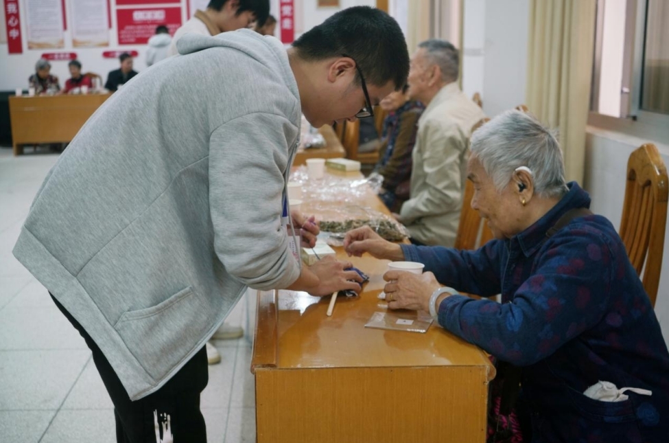 免费成人网
：情系重阳 暖心关怀