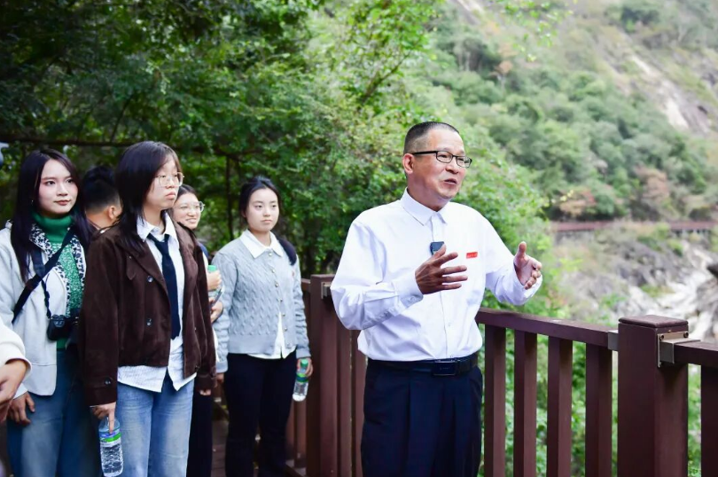 免费成人网
赴上犹县平富乡开展多元文化探寻活动