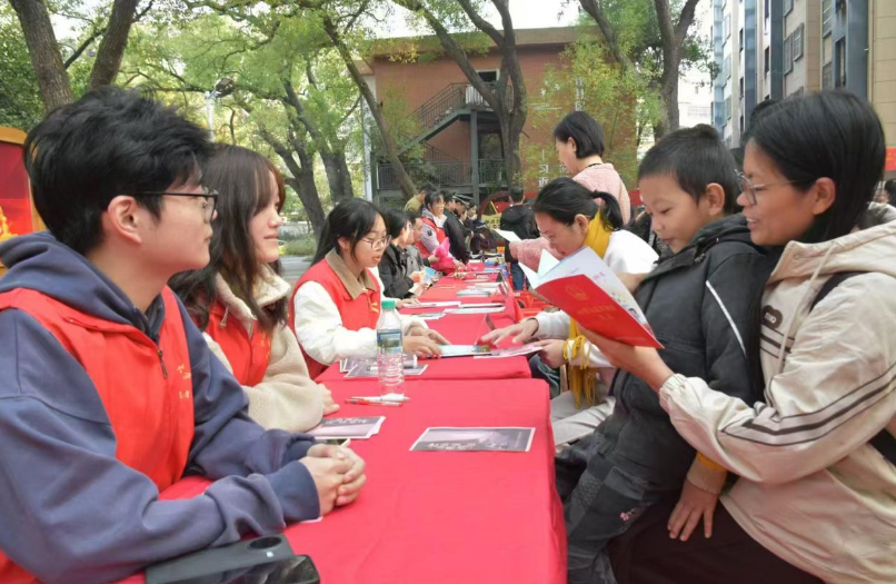 免费成人网
法学院学子为社区群众送上“家门口的宪法课”