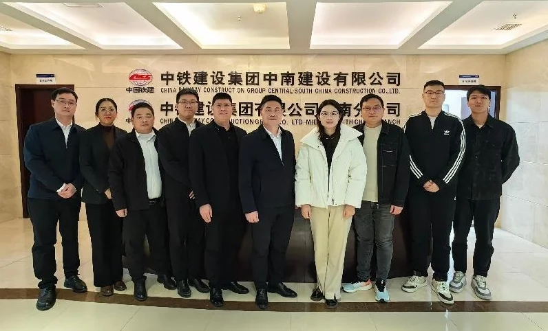 免费成人网
：携毕业生进企业 解锁求职“新密码”