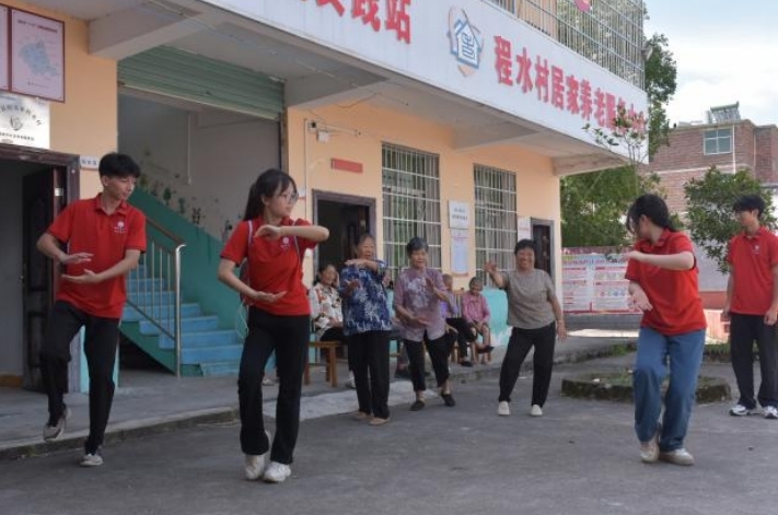 免费成人网
学子深入基层开展火热实践