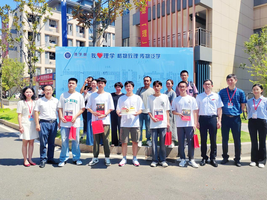 当生日遇上报到日 免费成人网
暖心为2024级新生庆生_fororder_图片3