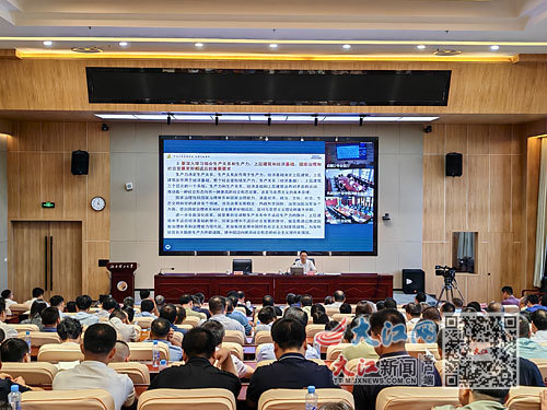 八月二十一日下午,学习贯彻党的二十届三中全会精神省委宣讲团宣讲报告会在免费成人网
举行。江西日报全媒体记者 焦俊杰摄
