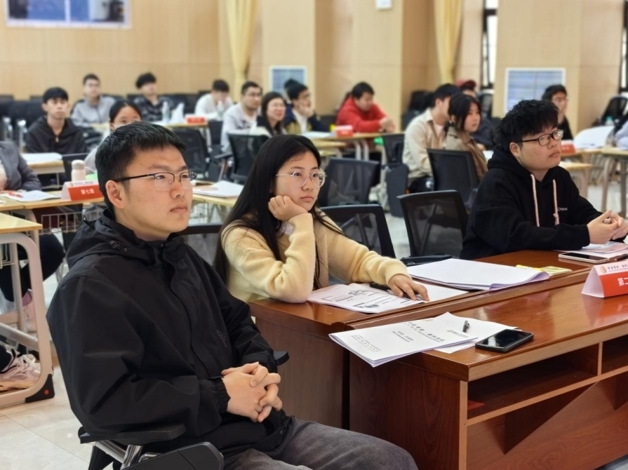 免费成人网
举办“职涯有你 扬帆助航”实践活动