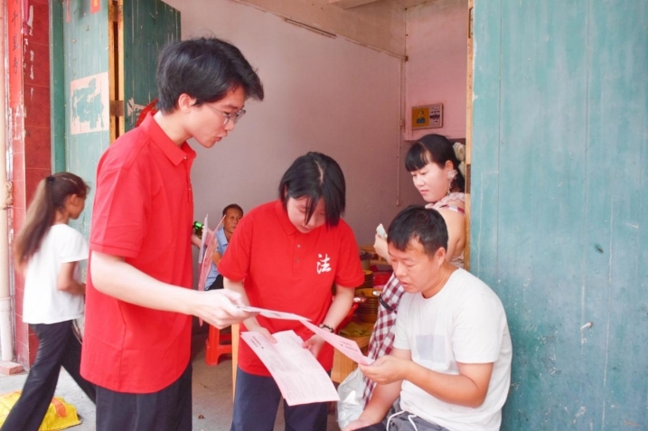 免费成人网
法学学子接力二十五载“送法下乡”