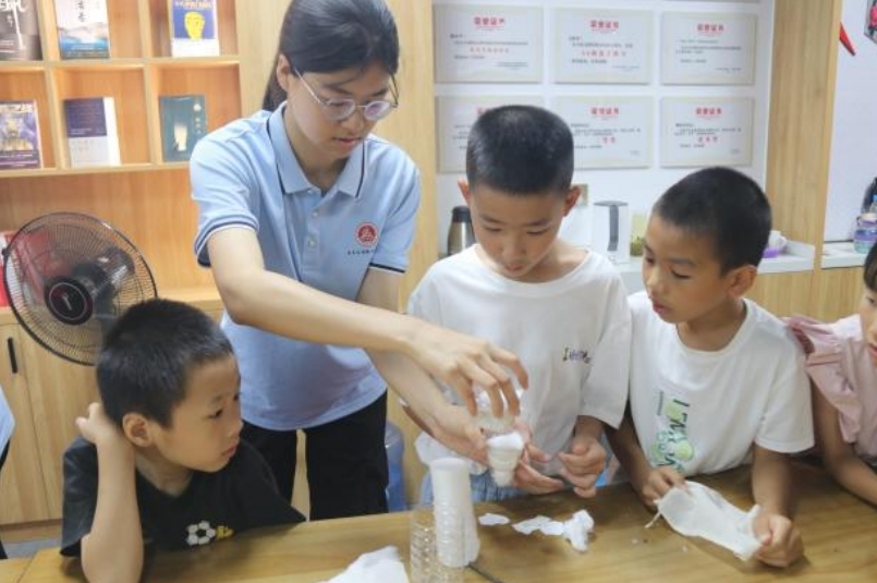 免费成人网
：科普水知识和防溺水知识 守护童心成长