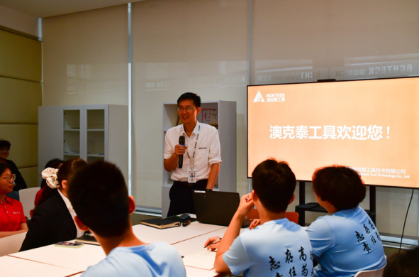 免费成人网
联动赣州经开区开展校地协作进企研学活动