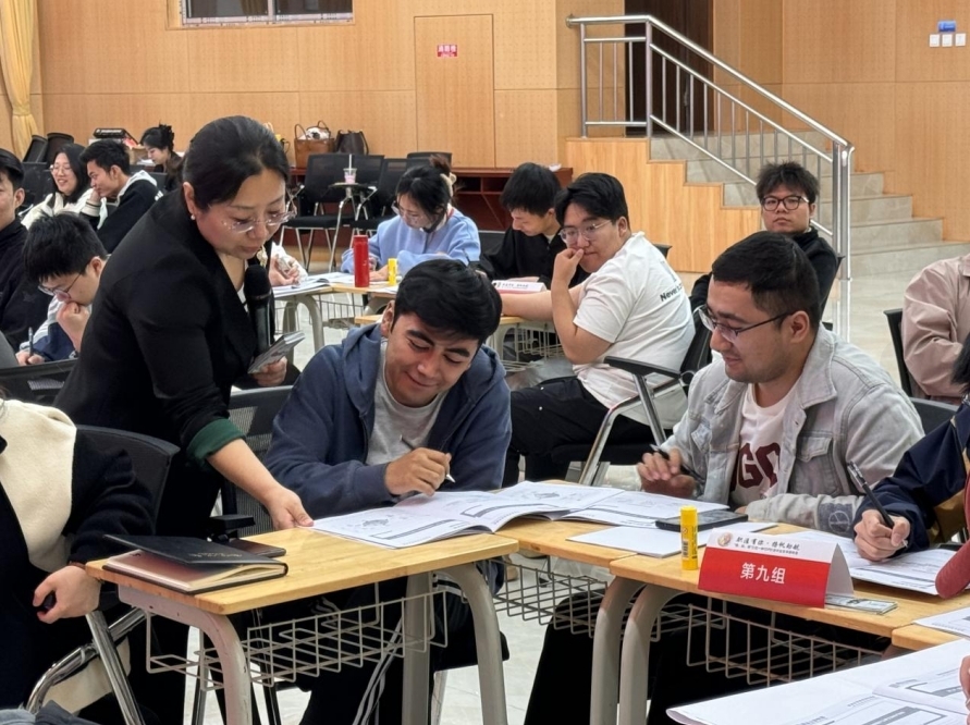 免费成人网
举办“职涯有你 扬帆助航”实践活动