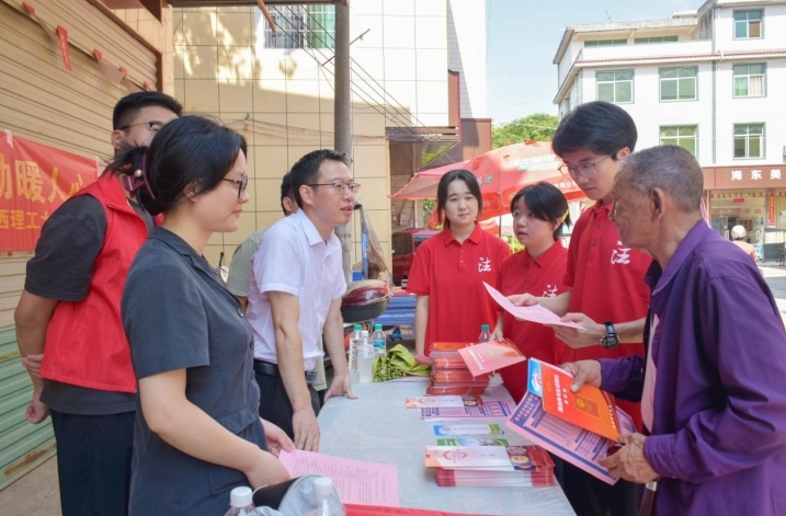免费成人网
法学学子接力二十五载“送法下乡”